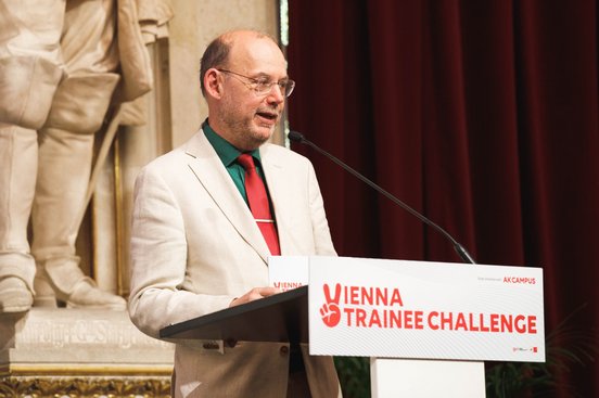 Peter Florianschütz – bei seiner Abschlussansprache – freut sich auf ein Wiedersehen 2024