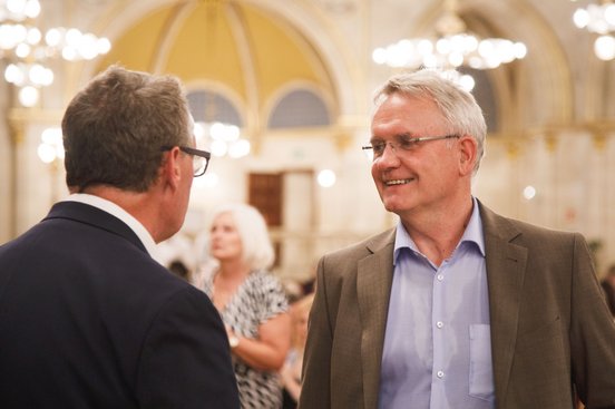 Norbert Bacher-Lagler – Leiter der Geschäftsstelle der Fachausschüsse und Berufswettbewerbe bei der AK Wien und Adi Lehner – Vorsitzender des Fachausschusses Geld, Kredit und Versicherungen – im Gespräch