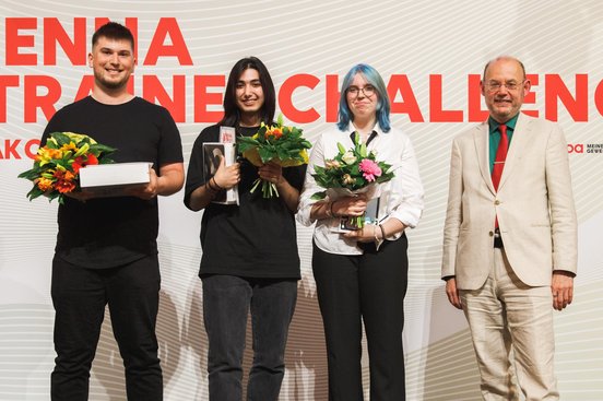 Peter Florianschütz mit den Preisträger*innen in der Kategorie Medienfachleute im 2. Ausbildungsjahr: Julian Kocher, Enver Deniz und Lena Ortmayer.