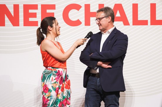 Norbert Bacher-Lagler und Jenny Posch verkünden die erste Preisträgerin.