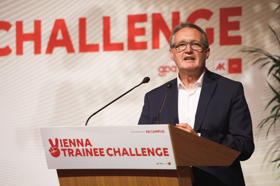 Zu guter Letzt richtet auch Norbert Bacher-Lagler, Leiter der Geschäftsstelle der Fachausschüsse und Berufswettbewerbe bei der AK Wien, einige Begrüßungsworte an die vielen Gäste.