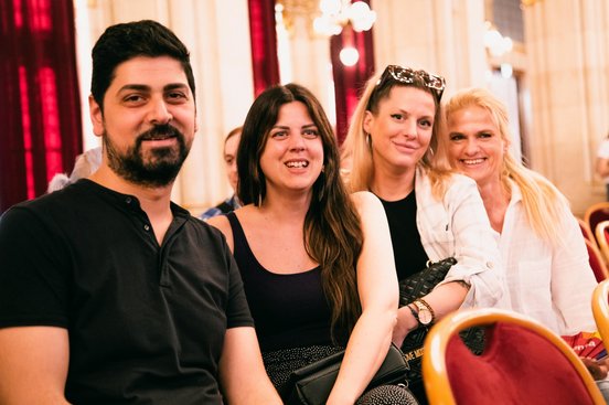 Familie und Freunde der Preisträger*innen können es kaum mehr erwarten