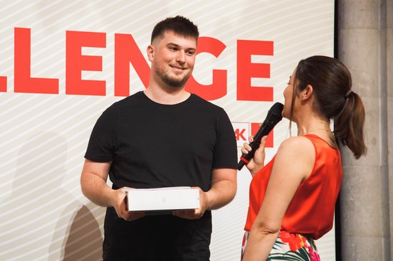 Julian Kocher freut sich gemeinsam mit Jenny Posch über Platz 1 im 2. Ausbildungsjahr zum Medienfachmann.